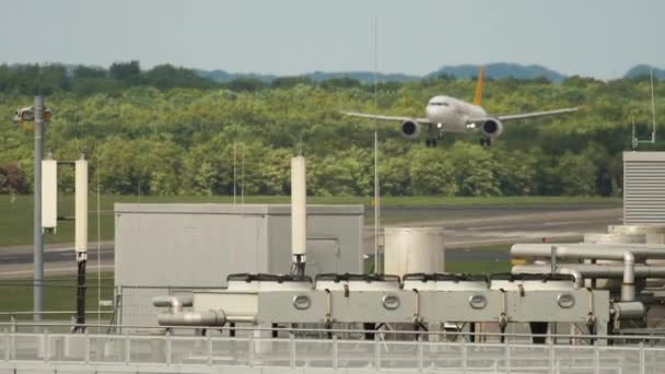 Самолет Fly Pegasus посадки, медленно — стоковое видео