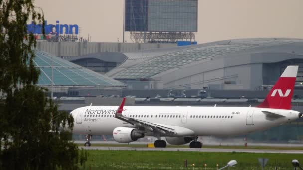 Aircraft on taxiway, airport — Vídeo de Stock