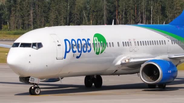 Pegas Fly on the taxiway — Vídeo de Stock