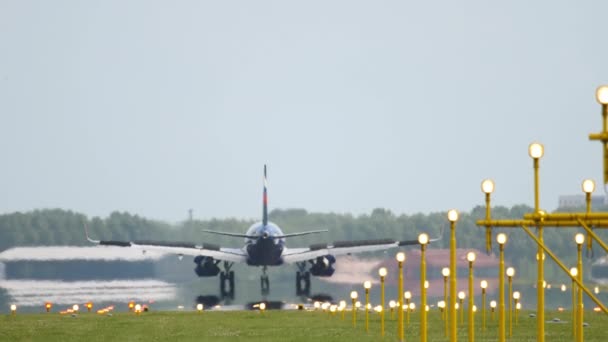 Kinematisk foto av landing på fly – stockvideo
