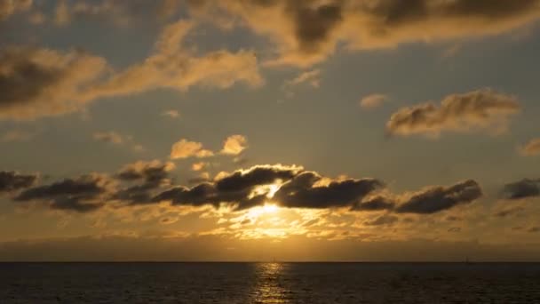 바다에서의 황금빛 일몰 — 비디오