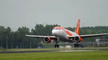 Uçak iniyor ve frenleniyor.