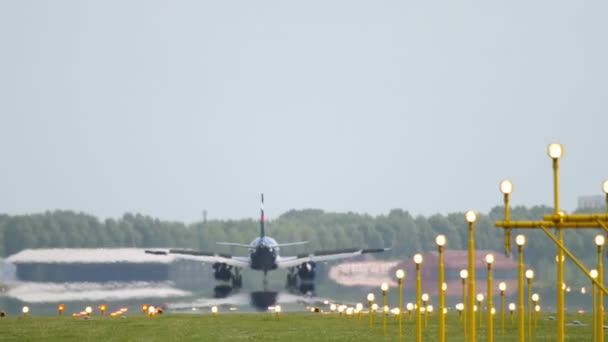 Plane slows down, runway and haze — Video