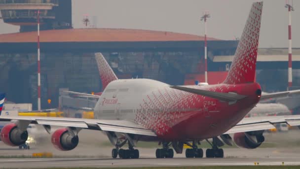 Jumbo jet on the airfield, departure — Video