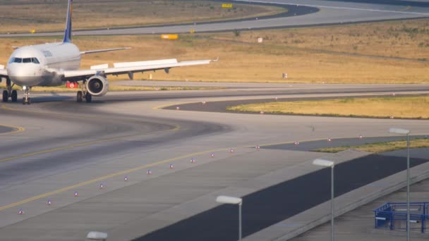 Airbus A320 Lufthansa taxiing — Stock Video