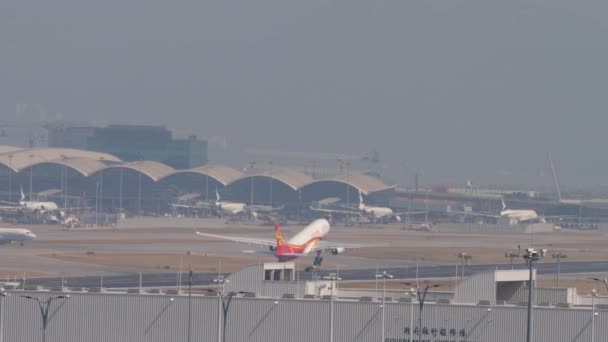 Hong Kong Airlines plane taking off — Vídeo de stock
