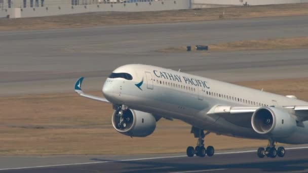 Flugzeug Cathay Pacific fliegt davon — Stockvideo