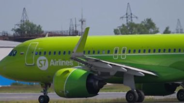 S7 Havayolları pistte.