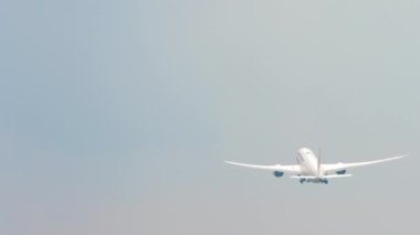 Airplane fly away, long shot