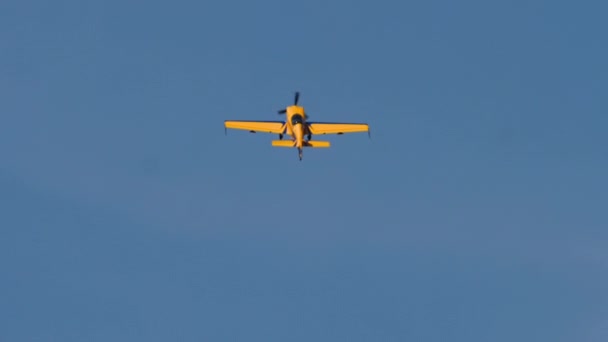 Yellow plane in the blue sky — Stockvideo