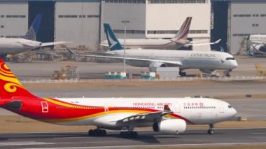 Hong Kong Havayolları kalkıyor.