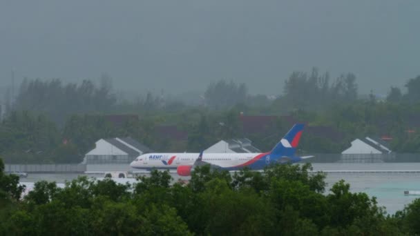 Downpour, Phuket airport airfield — Stockvideo
