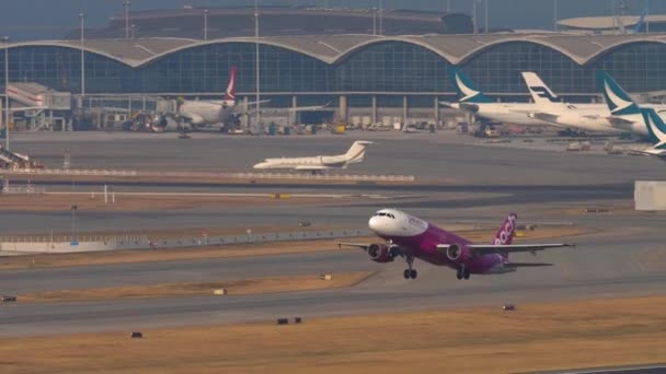 Peach Japanese airline take off — Stockvideo