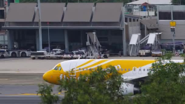 Airbus A320 of Scoot departure — Stockvideo