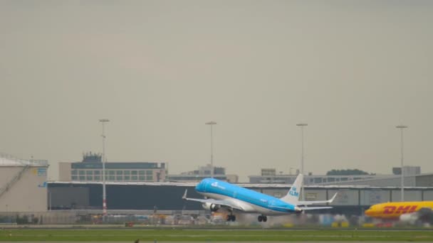 Airplane of KLM takes off — Stockvideo