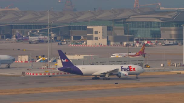 Boeing 777 FedEx taxiing — Vídeos de Stock