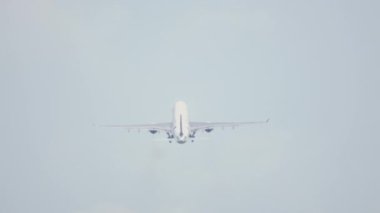 Uçak kalkıyor, dikiz aynasından