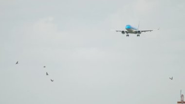 Slow motion plane landing