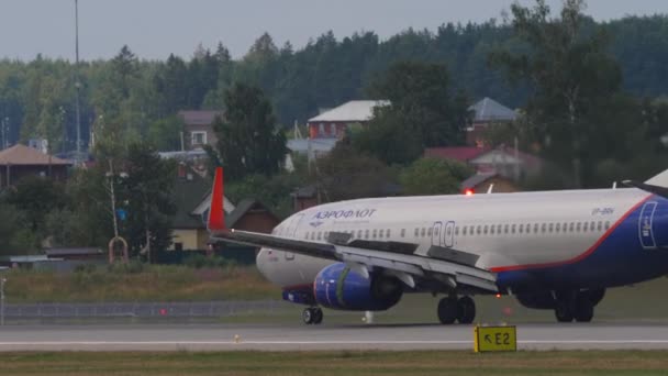 Boeing 737 Aeroflot taxiing — Stock video
