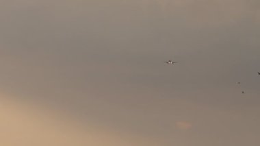 gün batımı gökyüzünde uçak