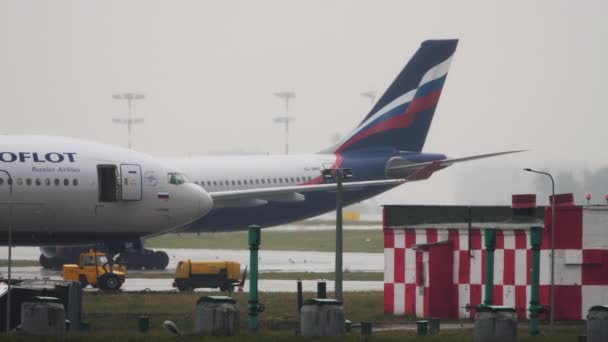 Aeroflot on the airfield — Stockvideo