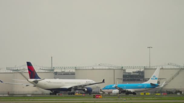 Airbus A330 Delta on taxiway — Vídeo de stock