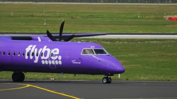 FlyBe Bombardier на аеродромі — стокове відео