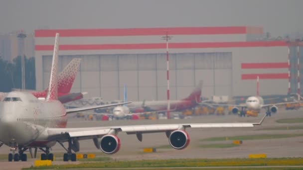 Boeing 747 Rossiya taxiing — Vídeo de Stock