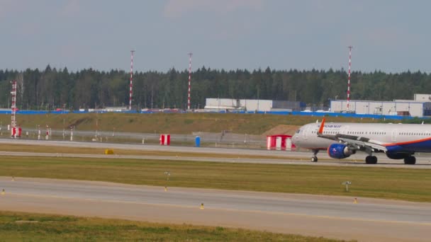 Airplane on the airfield, arrival — Video