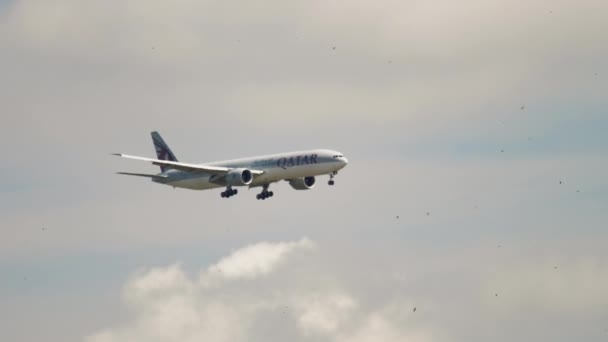 Boeing 777 Qatar flies — Vídeos de Stock