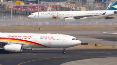 Hong Kong Airlines taxiing