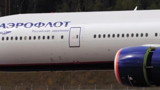 Boeing 777 Aeroflot on the taxiway — Video