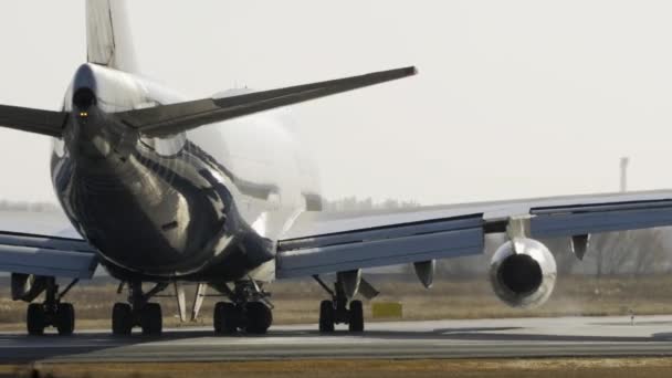 Boeing 747 Sky Gates runway — Stockvideo