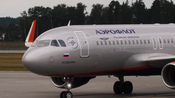 Aircraft Aeroflot taxiing — Vídeo de Stock
