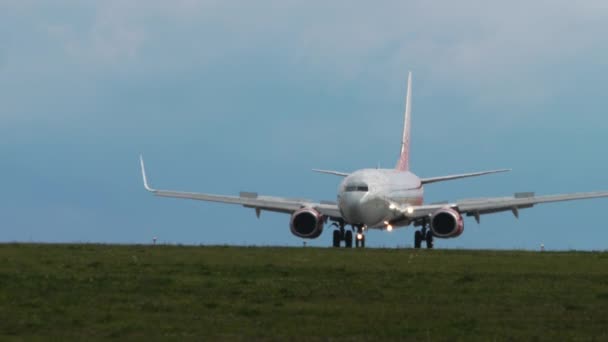 Boeing 737 de Rossiya circulant au sol — Video