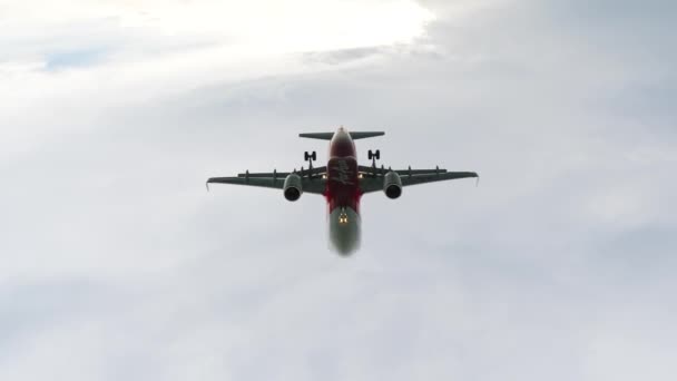 Low-cost airline AirAsia flies overhead — Video Stock