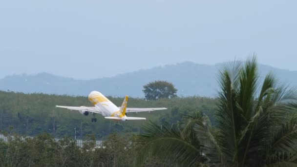 滑板车A320空中客车起飞 — 图库视频影像
