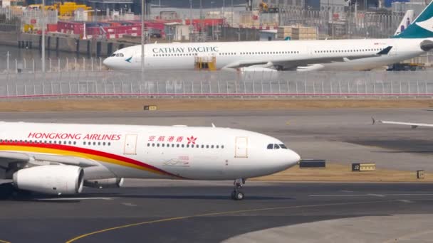 Hong Kong Airlines taxiing — Stockvideo