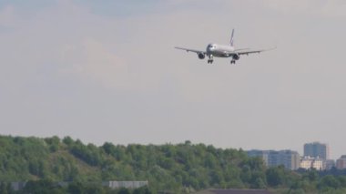 Aeroflot yolcu uçağı iniyor