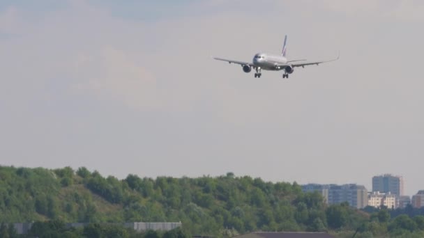 Lądowanie samolotu pasażerskiego w lotnictwie — Wideo stockowe