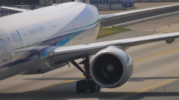 Fluggesellschaft Boeing 777 ANA — Stockvideo