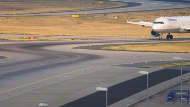 Airbus A320 Lufthansa auf dem Flugplatz — Stockvideo