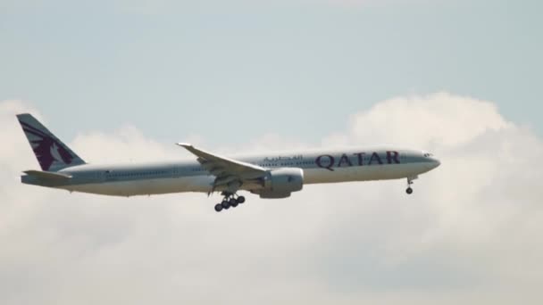 Боїнг 777 літає в Катарі — стокове відео