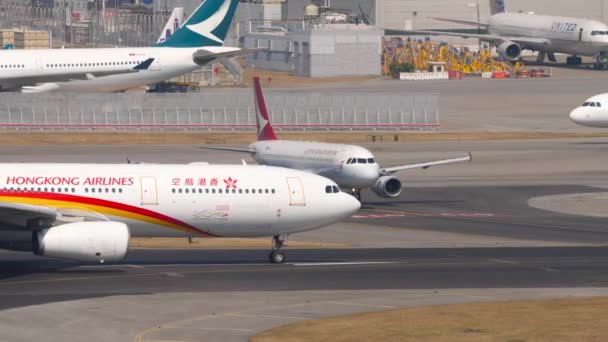 Hong Kong Airlines taxiing — Stockvideo