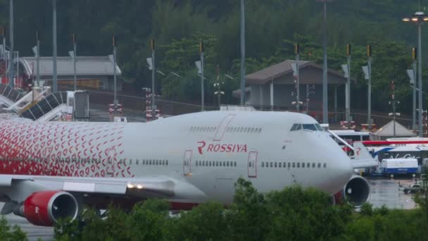Jumbo jet Rossiya on runway — Stock video