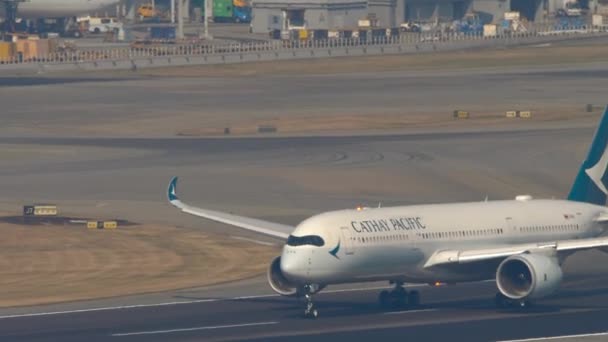 Avião Cathay Pacific voar para longe — Vídeo de Stock