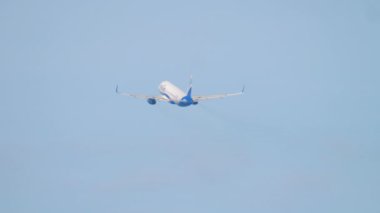 Airbus A320 Indigo uçuyor.