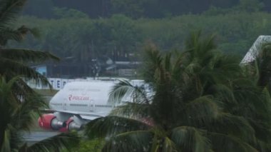 Dev bir boeing jumbo jet kalkıyor