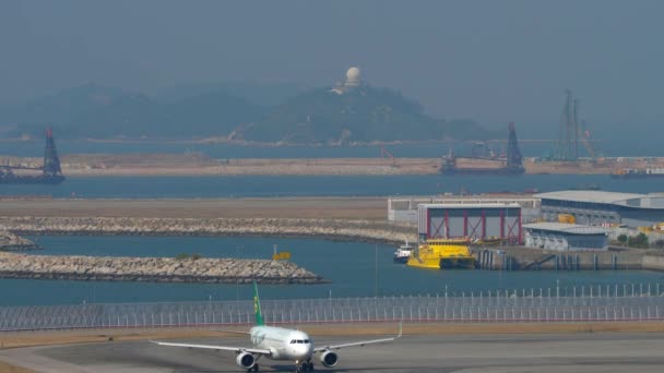 Busy traffic at Hong Kong airport — Stockvideo