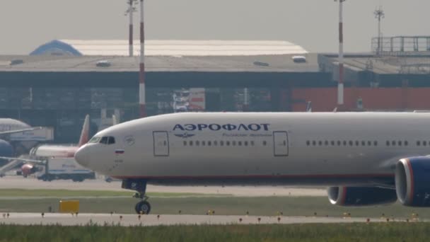 Boeing 777 de Aeroflot en la pista — Vídeos de Stock